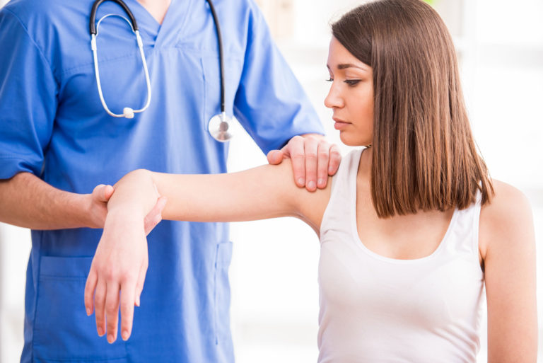 injury young woman doctor shoulder