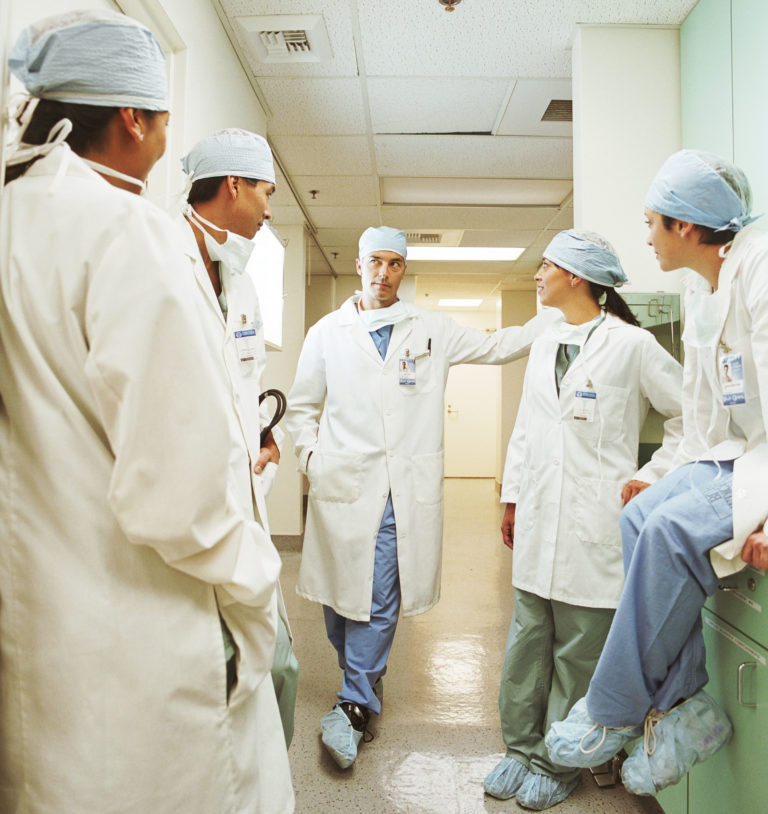 vet-talking-to-staff-ThinkstockPhotos-200021010-001-2400